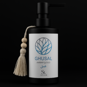 Ghusal Ámbar & Oud de Luxury Skin Care, gel de ducha en botella negra mate con etiqueta blanca y borla, sobre fondo negro.
