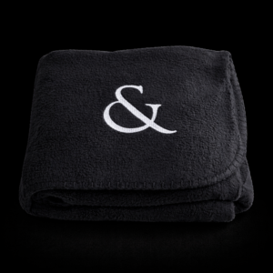 capa de calma. Manta polar negra Calm & Luxury con logo & bordado en blanco