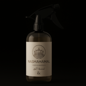Bruma textil Nasma Hamal Cedro & Naranja de Luxury Skin Care en envase spray de 500ml, packshot sobre fondo negro.