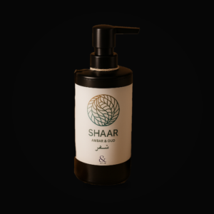 Shaar champú sensorial Ámbar & Oud, Luxury Skin Care en envase negro mate con etiqueta blanca, sobre fondo negro.