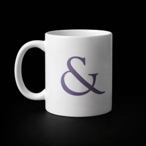 Taza de cerámica blanca Calm & Luxury con símbolo & en lila
